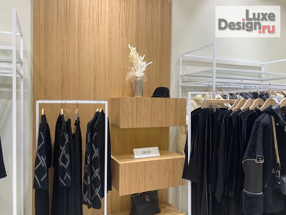 Дизайн интерьера бутика "Дизайн магазина одежды в ТЦ Авиапарк " (фото 9)