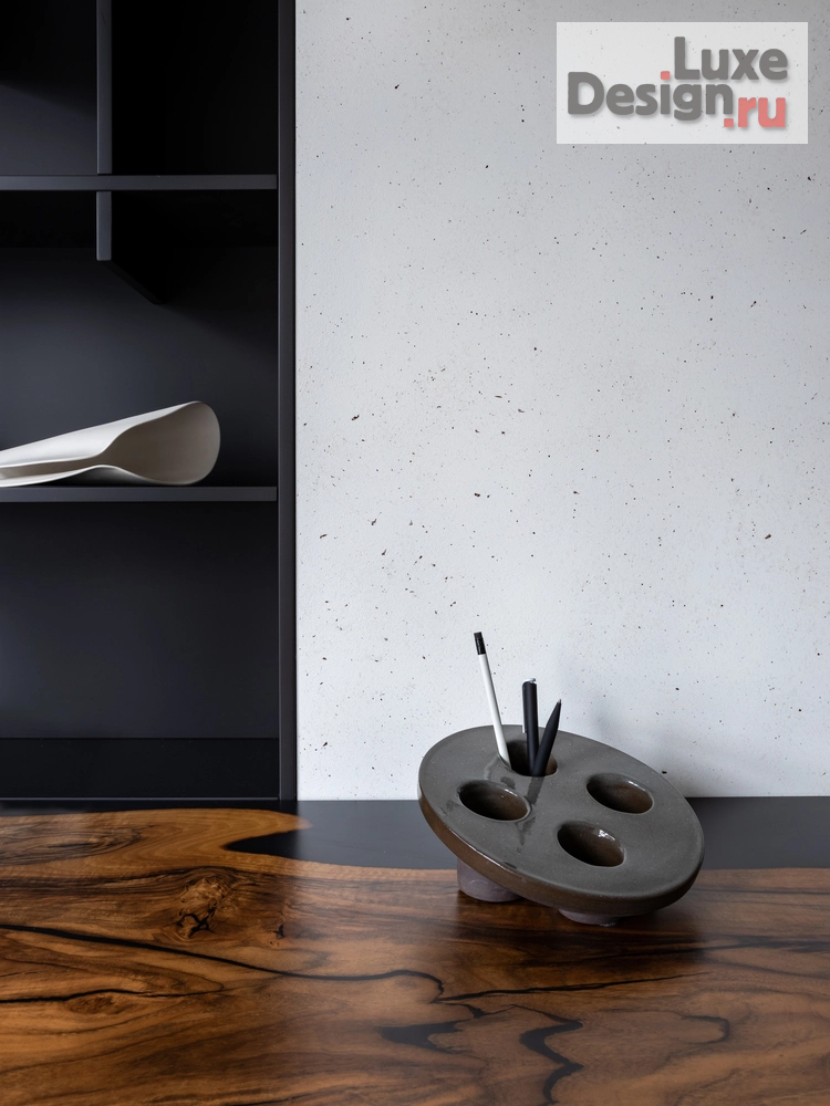 Дизайн интерьера комнаты "Лаконичная спальня с рабочим местом и природным орнаментом" (фото 5) от дизайнера Федотова Надежда Дизайн интерьера комнаты "Лаконичная спальня с рабочим местом и природным орнаментом" (фото 5)